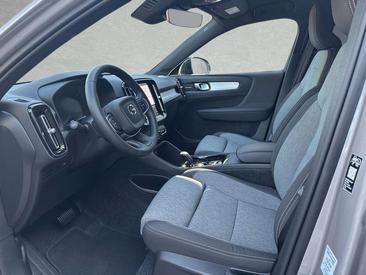 Volvo XC40 B4 Plus — photo 2