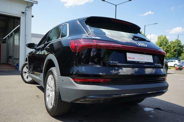 Audi E-tron 50 — photo 18