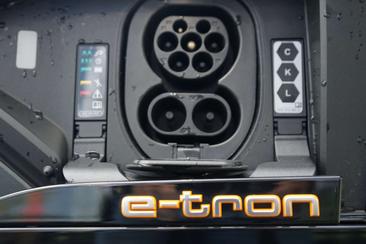 Audi E-tron 50 — photo 27