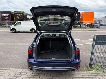 Audi A4 Design 40 TDI — photo 13