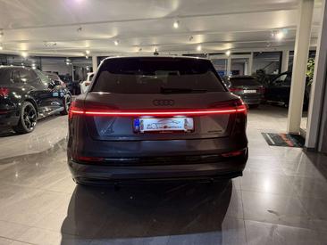 Audi SQ8 E-tron — photo 2
