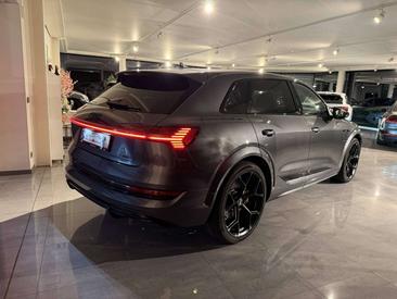 Audi SQ8 E-tron — photo 20