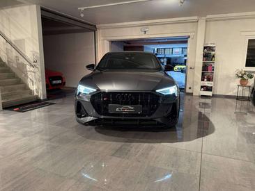 Audi SQ8 E-tron — photo 26