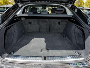 Audi Q8 Sportback 50 E-tron — photo 8