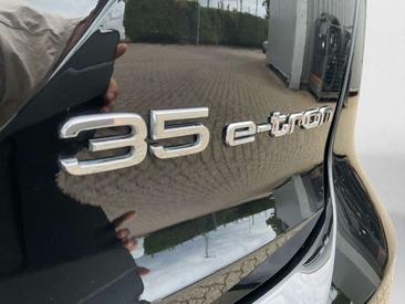 Audi Q4 E-tron Advanced 35 E-tron — photo 18