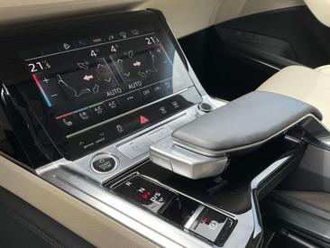 Audi Q8 E-tron S Line 55 — photo 22