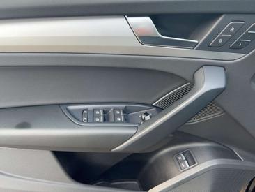 Audi Q5 50 TFSI E — photo 11