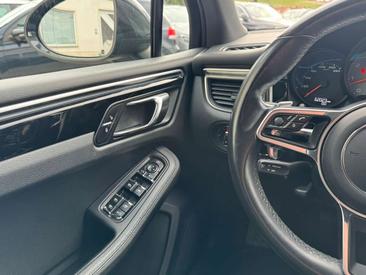 Porsche Macan 4S — photo 16