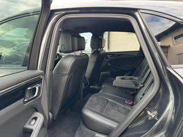 Porsche Macan 4S — photo 24