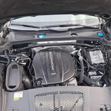 Porsche Macan Turbo — photo 16