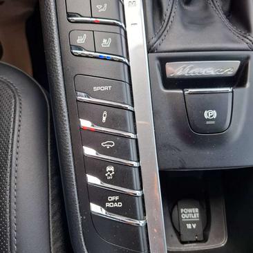 Porsche Macan Turbo — photo 20