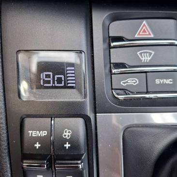 Porsche Macan Turbo — photo 21