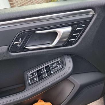 Porsche Macan Turbo — photo 23