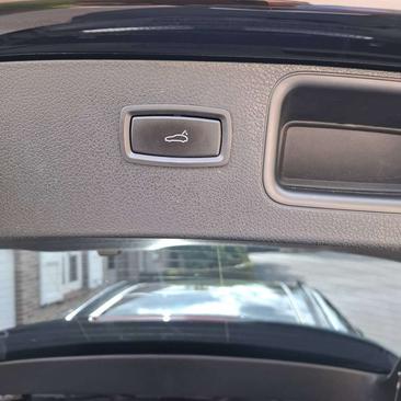 Porsche Macan Turbo — photo 32