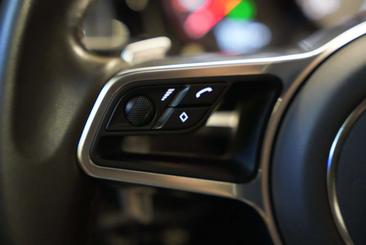 Porsche Macan S — photo 30