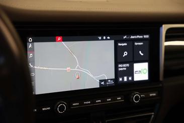 Porsche Macan S — photo 36