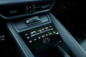 Porsche Macan 4S — photo 46