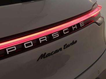 Porsche Macan Turbo — photo 13