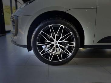 Porsche Macan Electrique Base — photo 7