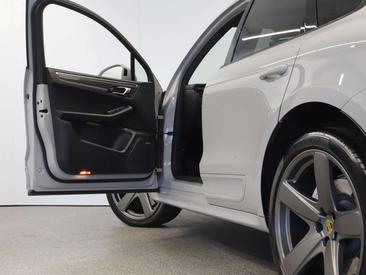 Porsche Macan Turbo — photo 18