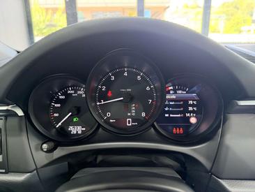 Porsche Macan Electrique Base — photo 13