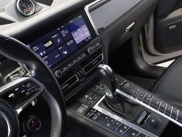 Porsche Macan Turbo — photo 26