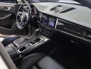 Porsche Macan Turbo — photo 30