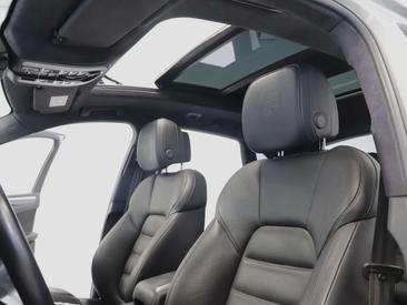 Porsche Macan Turbo — photo 36