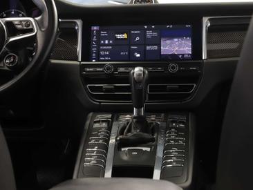 Porsche Macan Turbo — photo 38