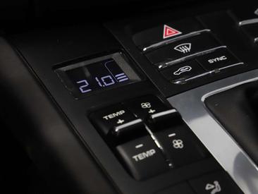 Porsche Macan Turbo — photo 39