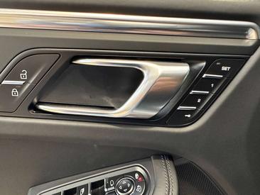 Porsche Macan Electrique Base — photo 29