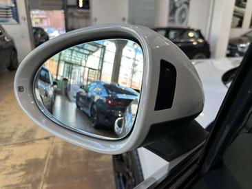 Porsche Macan Electrique Base — photo 31
