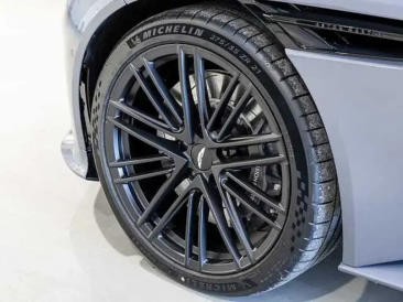 Aston Martin DB12 Volante 4.0 V8 B&W — photo 4