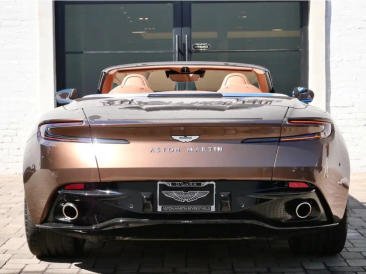 Aston Martin DB12 Volante 4.0 V8 B&W — photo 17