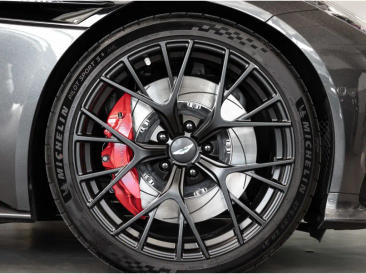 Aston Martin DB12 Volante 4.0 V8 B&W — photo 4