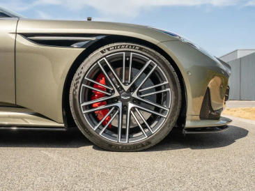 Aston Martin DB12 Volante 4.0 V8 B&W — photo 4