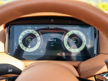 Aston Martin DB12 Volante 4.0 V8 B&W — photo 6