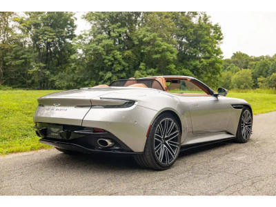 Aston Martin DB12 Volante 4.0 V8 B&W