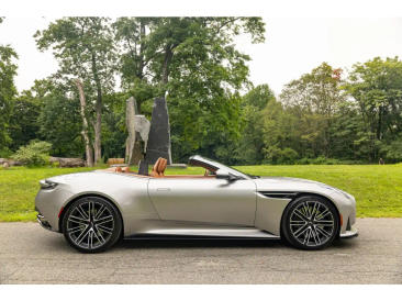 Aston Martin DB12 Volante 4.0 V8 B&W — photo 7