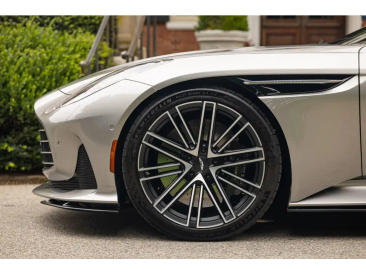 Aston Martin DB12 Volante 4.0 V8 B&W — photo 9