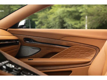 Aston Martin DB12 Volante 4.0 V8 B&W — photo 13