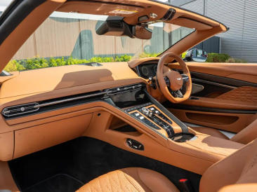 Aston Martin DB12 Volante 4.0 V8 B&W — photo 27