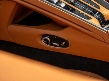 Aston Martin DB12 Volante 4.0 V8 B&W — photo 28