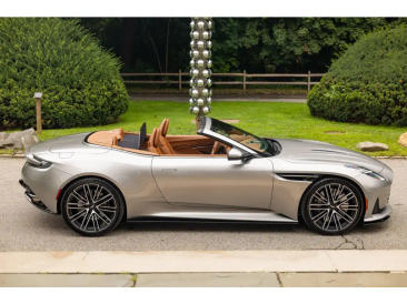 Aston Martin DB12 Volante 4.0 V8 B&W — photo 23