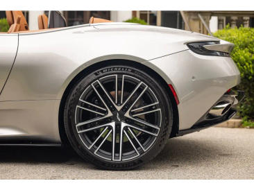 Aston Martin DB12 Volante 4.0 V8 B&W — photo 26