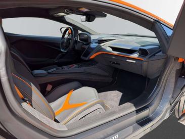 Lamborghini Revuelto — photo 9