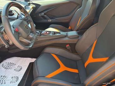 Lamborghini Revuelto — photo 10
