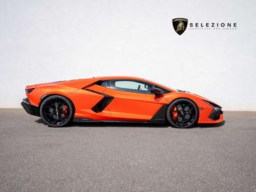 Lamborghini Revuelto — photo 2