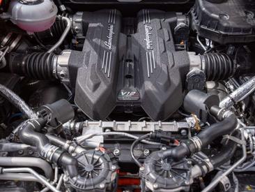 Lamborghini Revuelto — photo 17