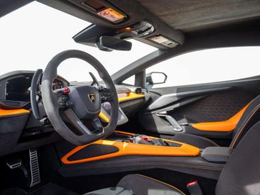 Lamborghini Revuelto — photo 23